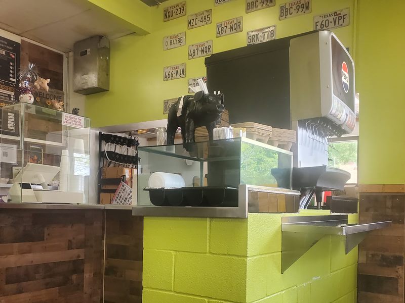 Porky’s Burgers & Wings interior
