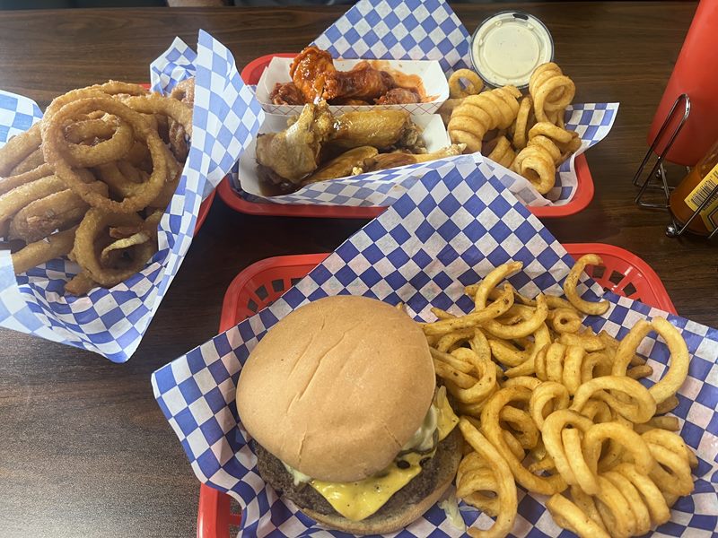 Porky’s Burgers & Wings food