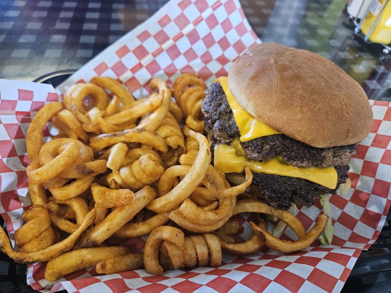 Porky’s Burgers & Wings food