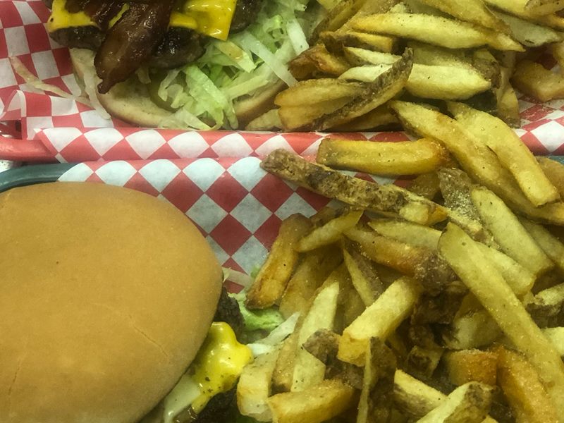 Porky’s Burgers & Wings food